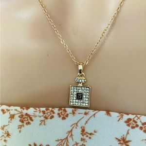 ❤️❤️Beautiful Cologne bottle necklace plus earrings, get it before it’s gone